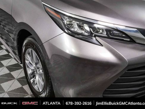 Used 2024 Toyota Sienna XLE FWD image 38