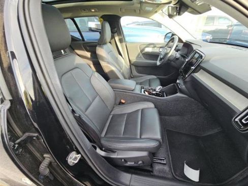 Used 2025 Volvo XC40 B5 Plus image 14