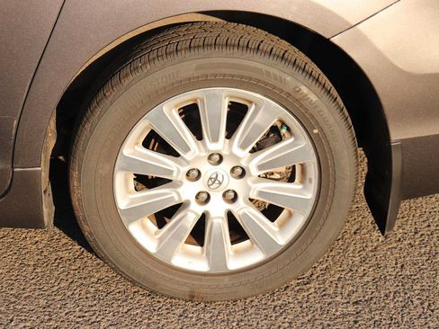 Used 2013 Toyota Sienna XLE AWD/4WD image 9