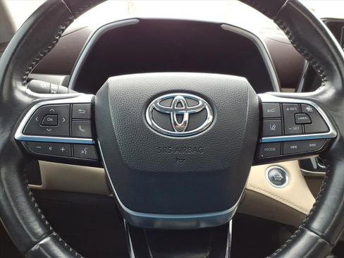 Used 2020 Toyota Highlander XLE image 22