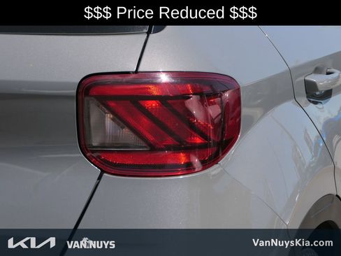 Used 2023 Hyundai Venue SEL FWD image 4