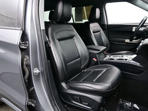 Used 2021 Ford Explorer XLT w/ Equipment Group 202A AWD/4WD image 14
