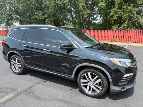Used 2017 Honda Pilot Touring image 1