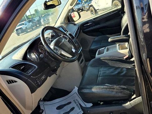 Used 2013 Chrysler Town & Country Touring image 9