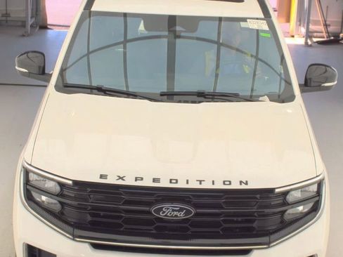 Used 2025 Ford Expedition Platinum w/ Stealth Appearance Package AWD/4WD image 2