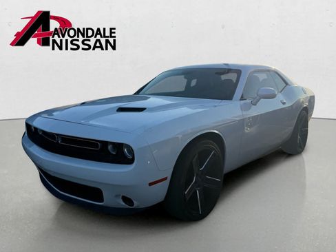 Used 2016 Dodge Challenger SXT RWD image 2