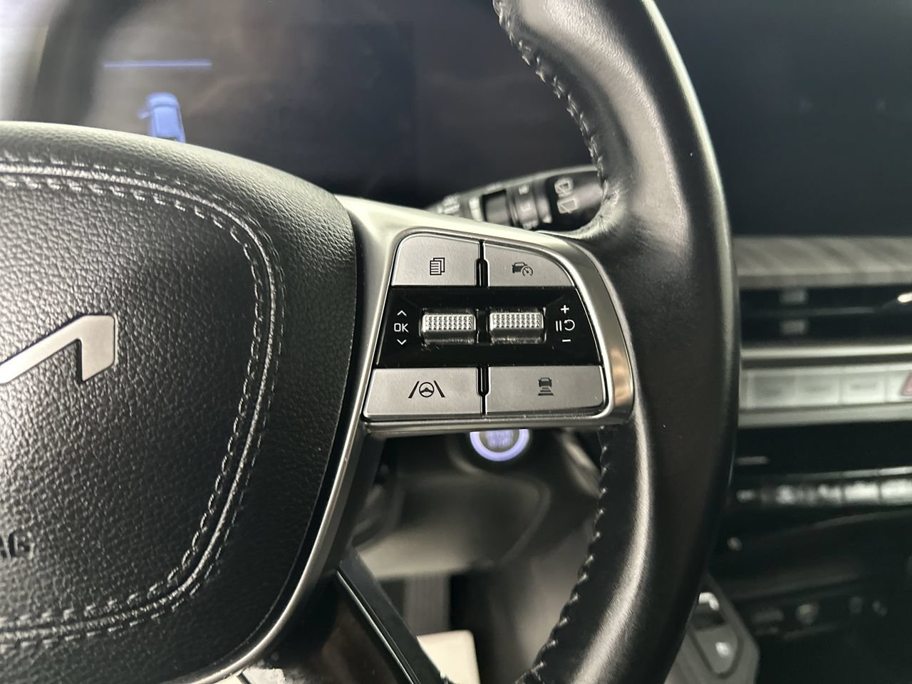 Used 2023 Kia Telluride EX w/ EX Captain's Chair Package FWD image 7