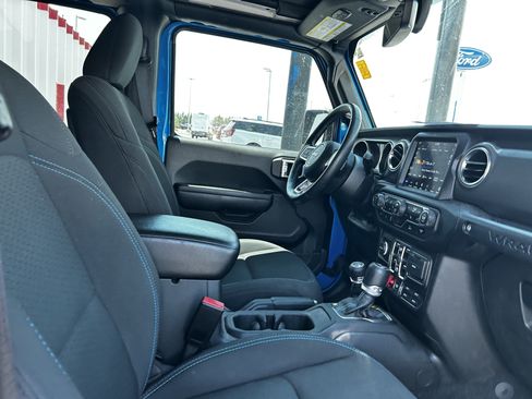 Used 2023 Jeep Wrangler Unlimited Rubicon 4xe w/ Cold Weather Group AWD/4WD image 13