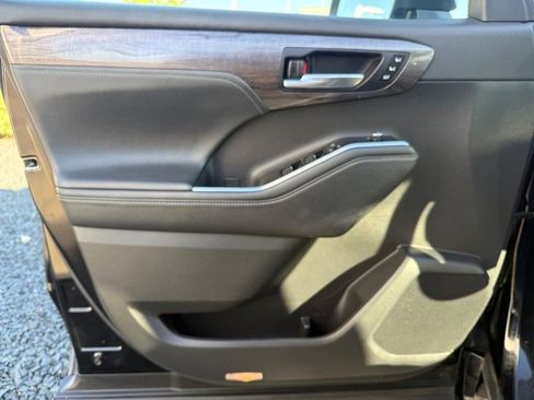 Used 2023 Toyota Highlander Platinum image 21