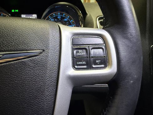 Used 2016 Chrysler Town & Country Touring-L image 39