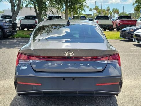 Used 2025 Hyundai Elantra Hybrid FWD image 10
