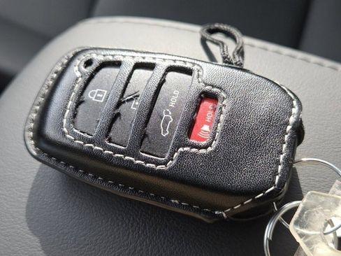 Used 2022 Toyota Corolla Cross XLE image 35