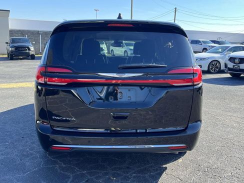 Used 2024 Chrysler Pacifica Touring-L image 4