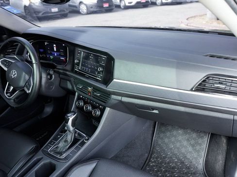 Used 2022 Volkswagen Jetta SE image 38