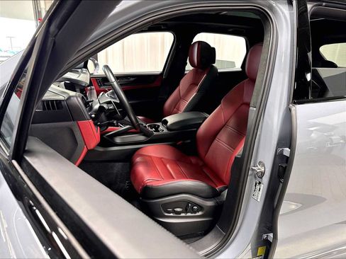 Used 2025 Porsche Cayenne GTS AWD/4WD image 7