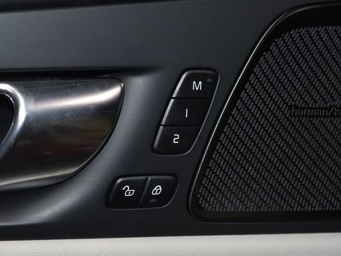 Used 2022 Volvo XC60 B5 Momentum image 5