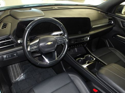 Used 2025 Chevrolet Traverse LT w/ Driver Confidence Package FWD image 9
