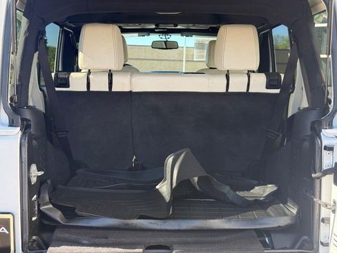 Used 2017 Jeep Wrangler Unlimited Sahara w/ Connectivity Group AWD/4WD image 9