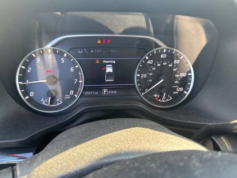 Used 2022 Nissan Titan SV RWD image 2