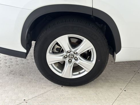 Used 2025 Toyota Highlander LE FWD image 12
