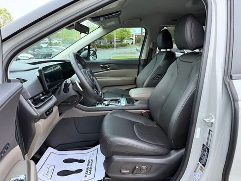 Used 2025 Kia Carnival EX FWD image 13