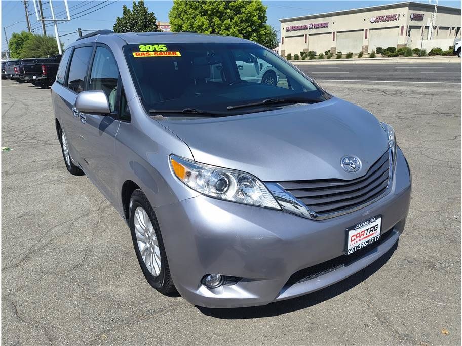 Used 2015 Toyota Sienna XLE FWD image 2