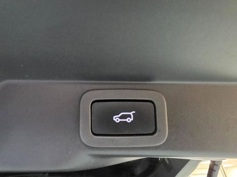 Used 2016 Land Rover Range Rover Sport SVR image 25