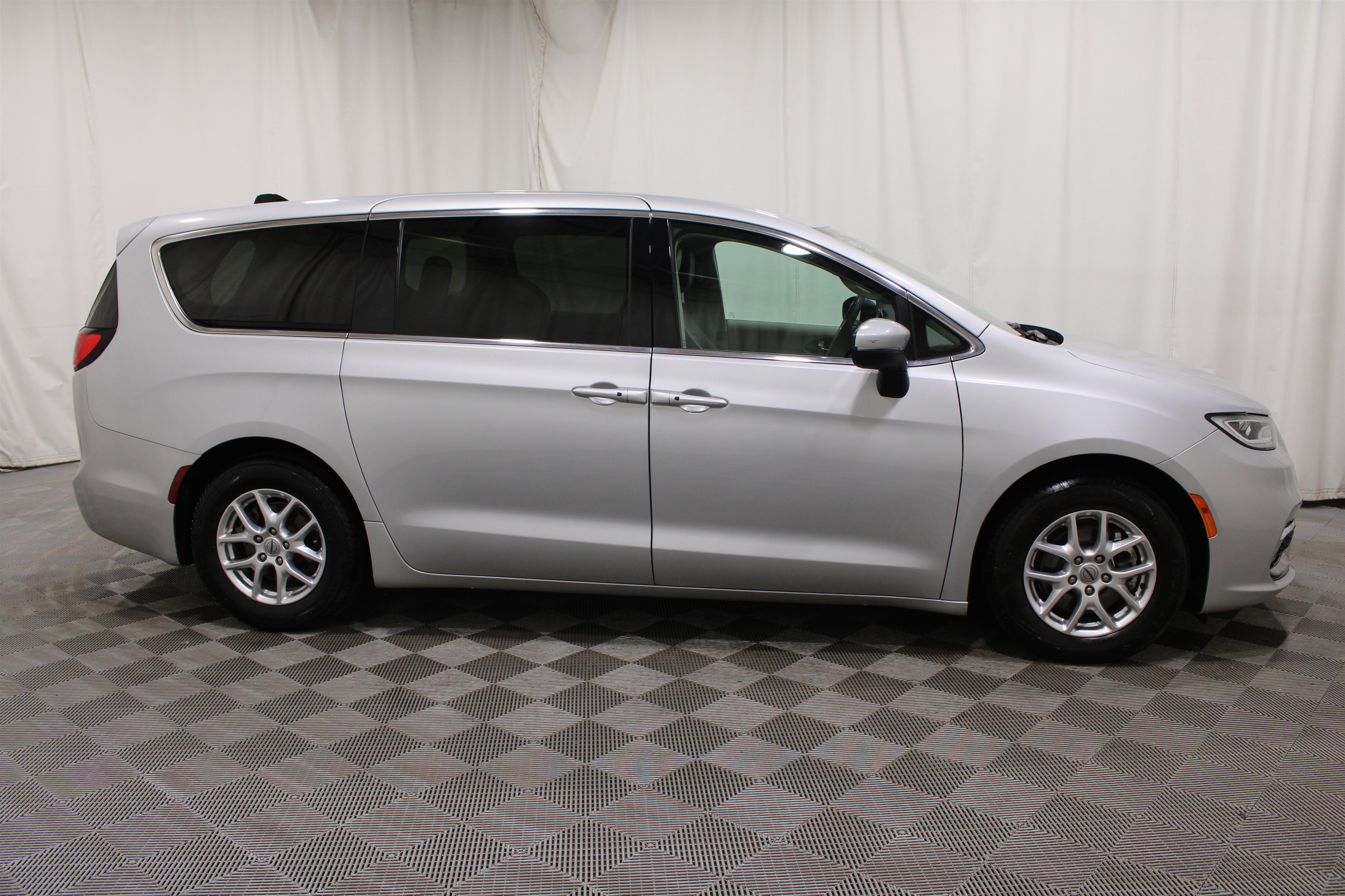 Used 2023 Chrysler Pacifica Touring-L FWD image 30