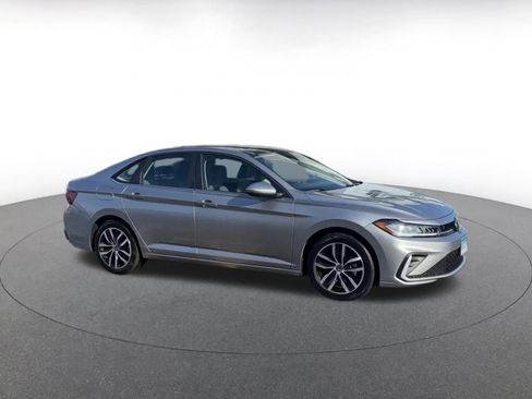 Used 2025 Volkswagen Jetta SE image 2