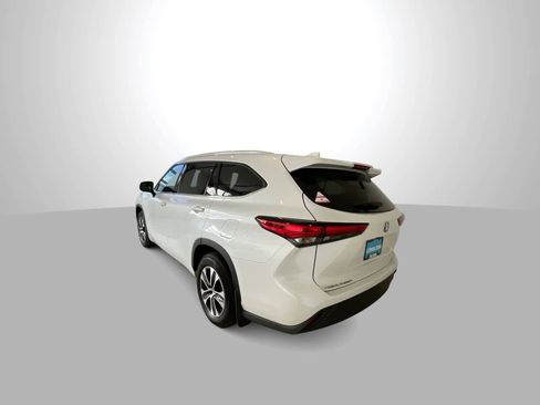 Used 2022 Toyota Highlander XLE AWD/4WD image 6