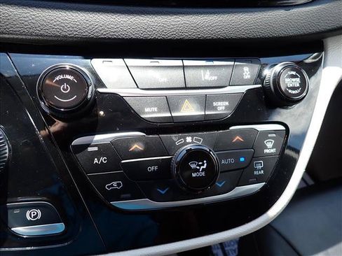 Used 2024 Chrysler Pacifica Touring-L FWD image 22