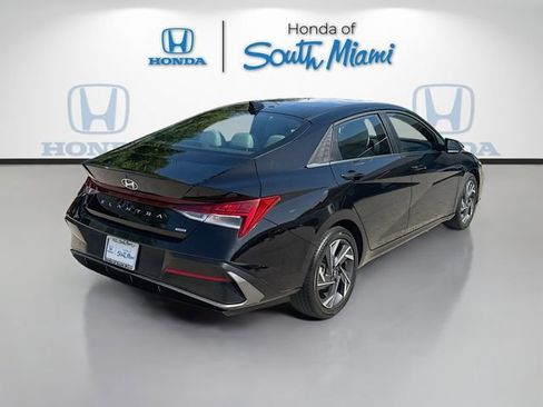 Used 2025 Hyundai Elantra Limited FWD image 7