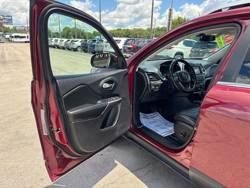 Used 2019 Jeep Cherokee Latitude Plus w/ Cold Weather Group AWD/4WD image 17
