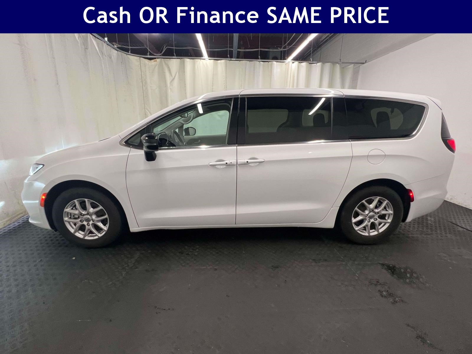 Used 2024 Chrysler Pacifica Touring-L FWD image 9