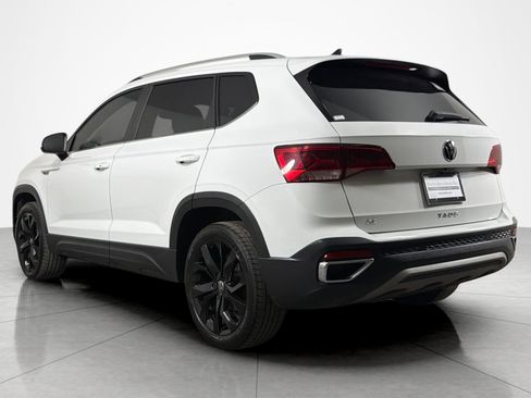 Used 2022 Volkswagen Taos SE w/ Panoramic Sunroof Package FWD image 3