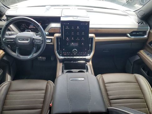Used 2025 GMC Yukon XL Denali Ultimate AWD/4WD image 28