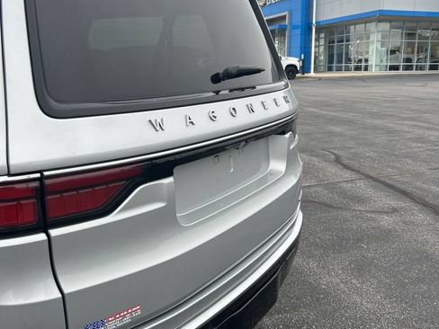 Used 2024 Jeep Wagoneer L Series II w/ Flexible Seating Group AWD/4WD image 10