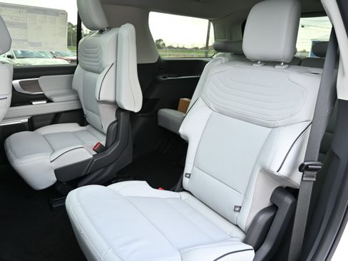 New 2026 Ford Expedition Platinum image 35