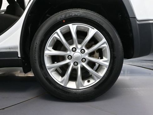 Used 2019 Jeep Cherokee Latitude w/ Popular Appearance Group image 14