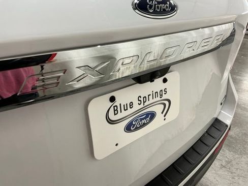 Used 2020 Ford Explorer XLT AWD/4WD image 6