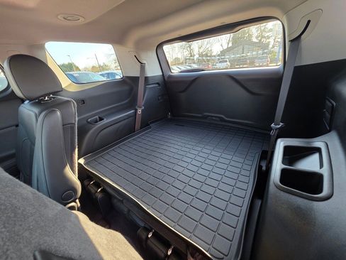 Used 2023 GMC Acadia SLT w/ Elevation Edition image 12