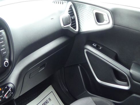 Used 2025 Kia Soul LX w/ LX Technology Package image 23