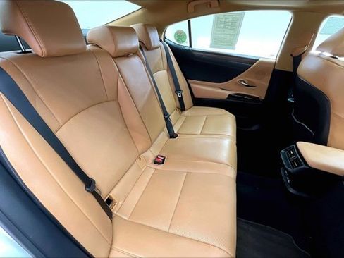 Used 2025 Lexus ES 300h w/ Premium Package image 19