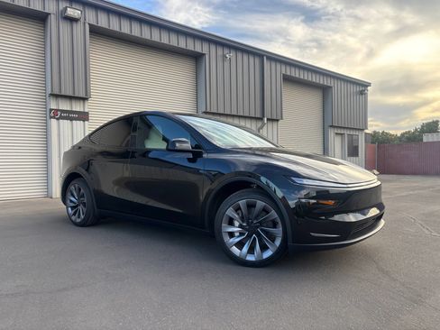 Used 2026 Tesla Model Y 2WD image 2