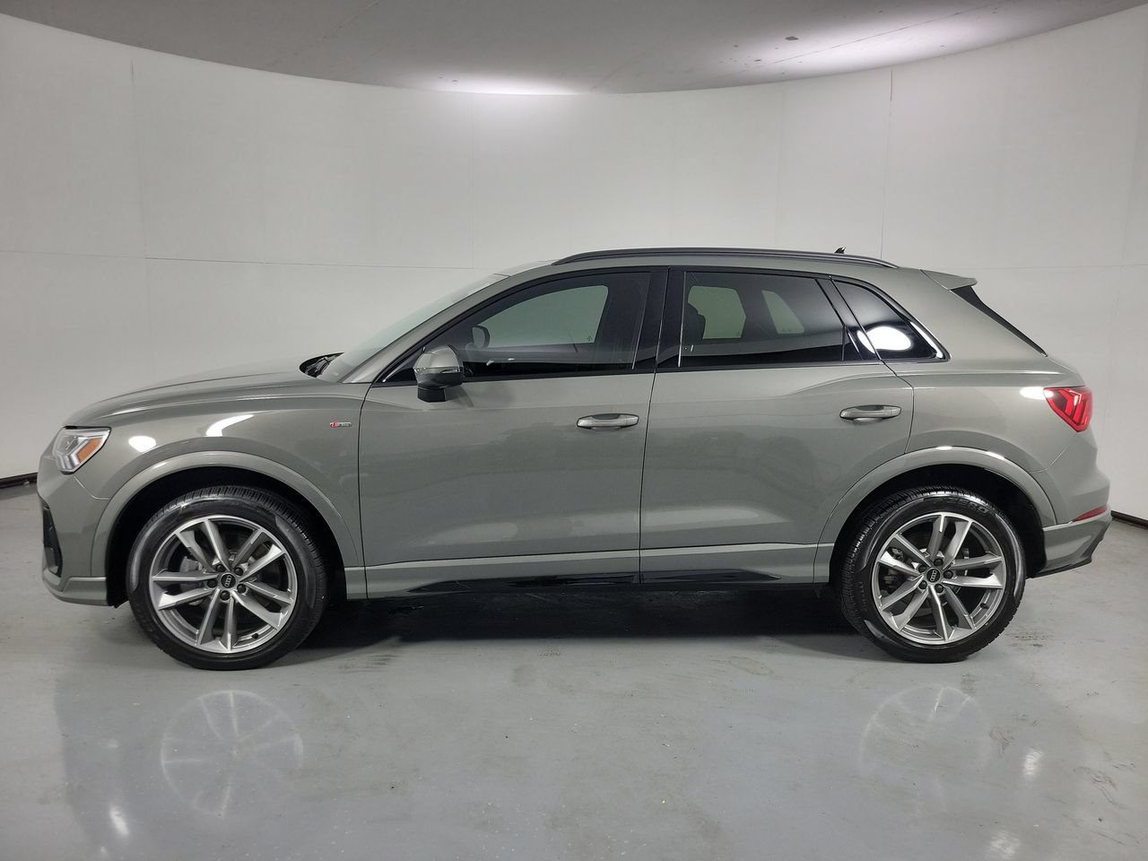 Used 2025 Audi Q3 2.0T Premium AWD/4WD image 2
