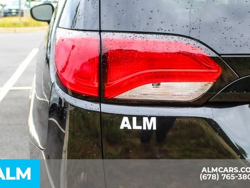 Used 2023 Chrysler Voyager LX FWD image 9