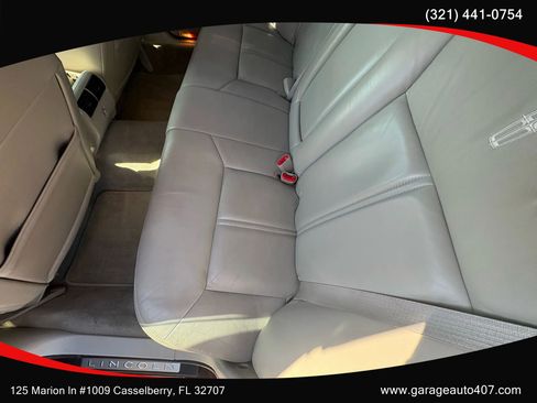 Used 2010 Lincoln Town Car Signature Limited image 22