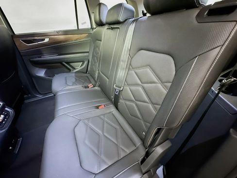 Used 2025 Volkswagen Atlas SE AWD/4WD image 28