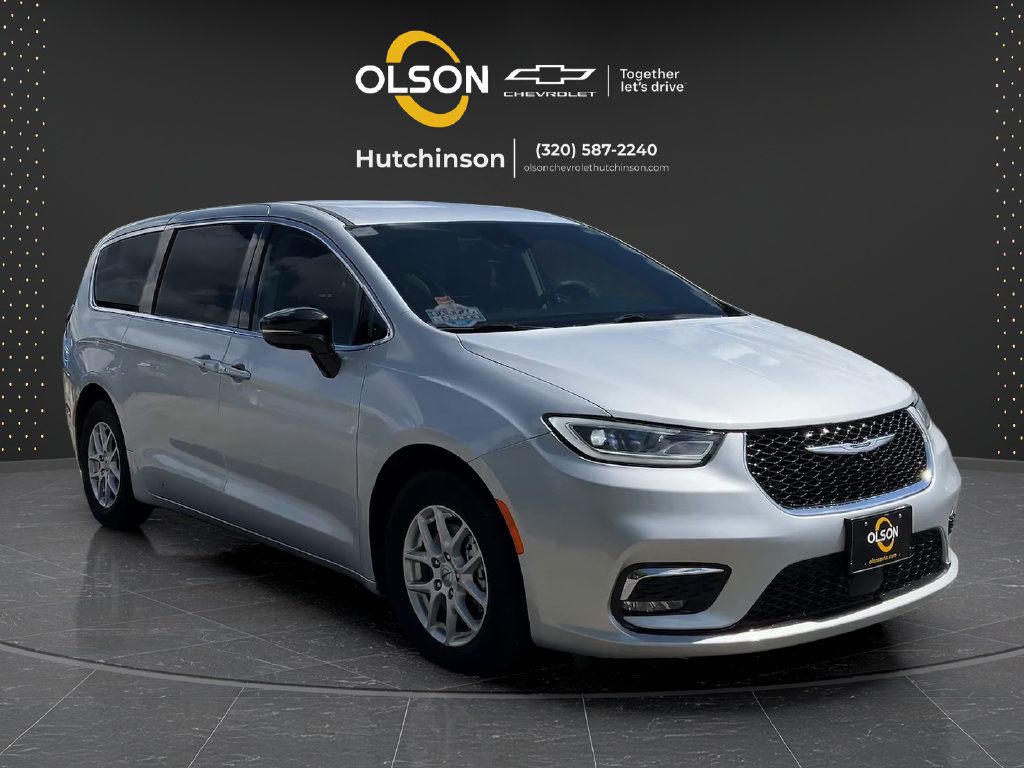 Used 2024 Chrysler Pacifica Touring-L FWD image 7