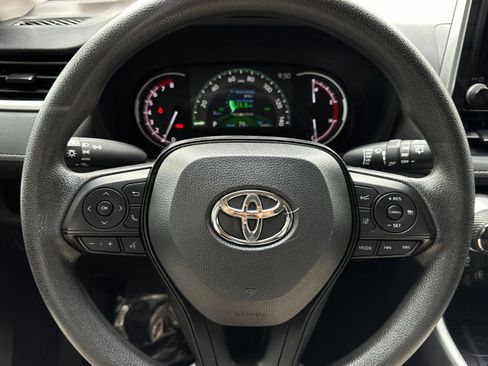 Used 2025 Toyota RAV4 XLE FWD image 21